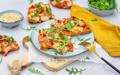 Volkoren pizzabroodjes met paprika en champignons